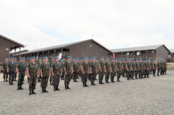 Десантники 95-й бригады в Косово награждены грамотами и медалями
