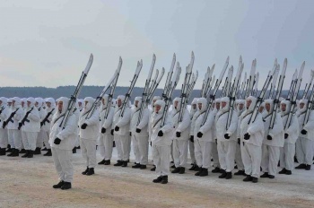 Десантники, совершающие лыжный переход в честь юбилея Вяземской воздушно-десантной операции, финишируют в Яхроме