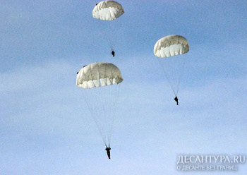 Войсковые разведчики ЗВО выполняют программу прыжков с парашютом
