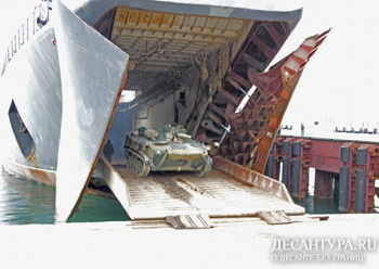 Курсанты Рязанского ВВДКУ отработали погрузку бронетехники в большой десантный корабль Черноморского флота