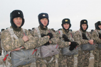 Курсанты Военного института Сухопутных войск совершили прыжки с парашютом