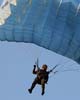 Спецназ ВДВ совершил прыжки с парашютом в районе Вязьмы