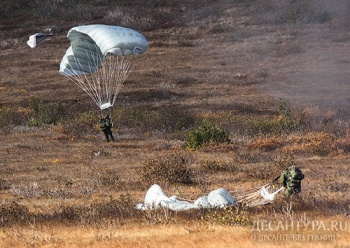 Российские десантники обучают белорусских коллег совершать прыжки на парашютной системе «Арбалет-2»