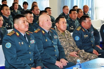 Министр обороны РК представил командующих  Аэромобильными войсками и РгК «Запад»