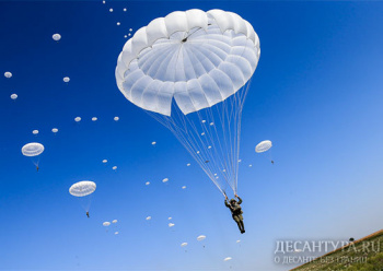 В сентябре военнослужащие ВДВ России совершат около 30 тысяч прыжков с парашютом