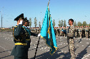 Проводы солдат срочной службы в 36 десантно-штурмовой бригаде. Астана 11 мая 2014 года.
Ритуал прощания "дембелей" с Боевым знаменем воинской части.