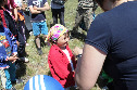 Визит десантников 36 ДШБр в детский приют «Светоч».
Татьяна Брагина вручает детям значки и подарки.