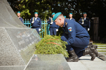 Военнослужащие Тульского соединения ВДВ приняли участие в открытии монумента военным летчикам