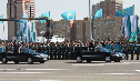 Военный парад в честь Дня защитника Отечества, Астана 7 мая 2014 г.
Верховный главнокомандующий ВС РК - Президент Республики Казахстан Нурсултан Назарбаев приветствует военнослужащих парадный расчетов.