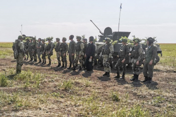 Более 300 десантников на полигоне в Волгоградской области уничтожили условного противника в ходе ночных рейдовых действий
