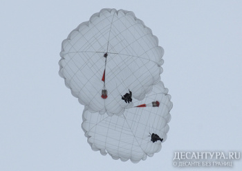 Разведчики ЗВО на занятиях по ВДП отработали действия парашютиста в особых случаях