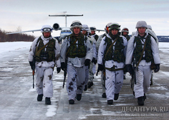 Подразделения 106-й дивизии ВДВ готовят боевую технику к погрузке в самолеты ВТА
