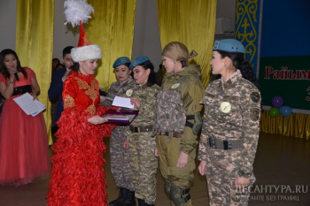 В Алматинской десантно-штурмовой бригаде выбрали самую красивую, умную, хозяйственную и талантливую девушку в погонах