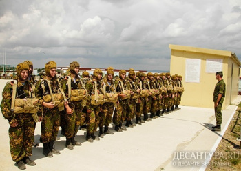 В составе белорусской команды на международном конкурсе десантников выступают солдаты срочной службы