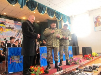 В расположении десантно-штурмовой бригады состоялось награждение ветерана-десантника