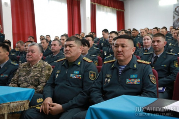 Министр обороны Казахстана представил нового командующего ДШВ