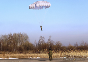 Новобранцы соединения специального назначения ВВО совершили прыжки с парашютом