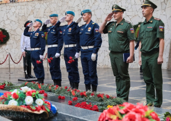 В канун 90-й годовщины Воздушно-десантных войск, камышинские десантники возложили цветы к мемориалу на Мамаевом Кургане в Волгограде
