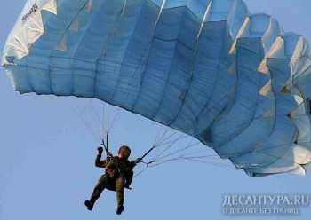Разведчики ЗВО совершают прыжки с парашютом