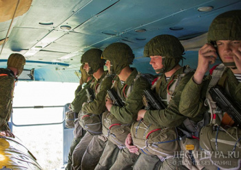 Разведчики морской пехоты выполнили прыжки с парашютом на Камчатке