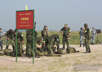 Российские десантники отработали норматив по сбору на площадке приземления и готовили технику к конкурсу в КНР