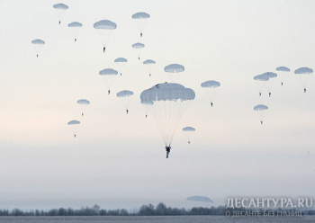 Разведчики ЗВО выполнили свыше 3 тысяч прыжков с парашютом в ходе сборов