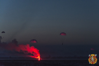 Белорусские десантники впервые совершили прыжки с самолёта Ил‑76 в тёмное время суток
