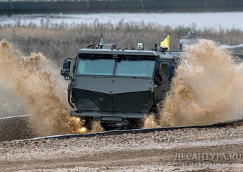 Спецназовцы ЮВО совершенствуют навыки вождения новейших бронеавтомобилей «Тайфун»