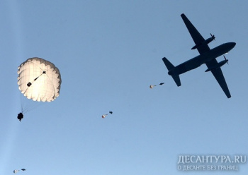Военнослужащие соединения морской пехоты БФ выполнили прыжки с парашютом