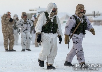 Десантники учатся преодолевать открытую воду и арктические торосы в районе Северного полюса