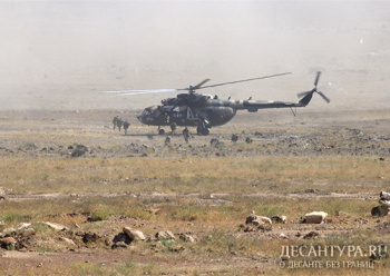Экипажи вертолетов Ми-8АМТШ отработали высадку спецназа в горной местности
