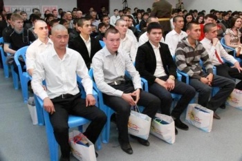 В Павлодаре торжественно проводили призывников в Аэромобильные войска