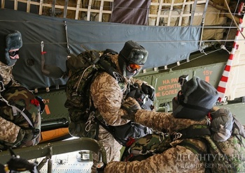 Российские десантники используют в Арктике специальные солнцезащитные маски