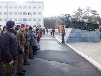Более сотни днепропетровских школьников посетили 25 отдельную воздушно-десантную бригаду