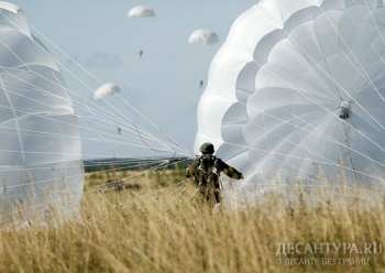 Российские десантники научат сербских спецназовцев пользоваться десантным парашютом Д-10