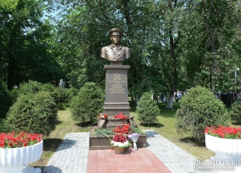 Памятник основателю ВДВ открыли в Горно-Алтайске
