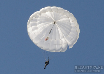 Участники конкурса «Отличники войсковой разведки» десантировались на парашютах в ходе первого этапа состязаний