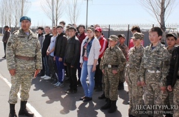 Победителей школьных соревнований поощрили поездкой в десантно-штурмовую бригаду