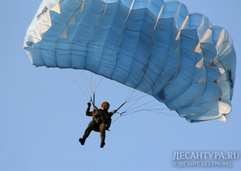 Около 1000 прыжков с парашютом выполнили авиационные спасатели в ходе специального учения
