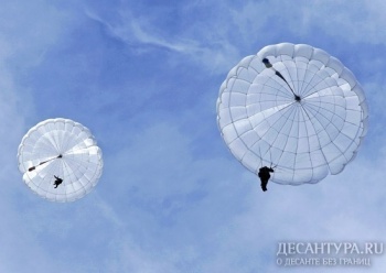 Новобранцы спецназа ВВО совершили прыжки с парашютом