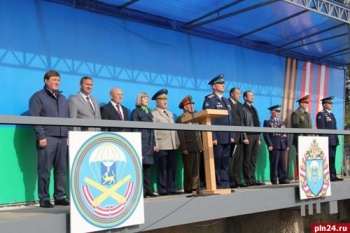 Сбербанк в Пскове поздравил 76-ю дивизию ВДВ с 73-летием со дня образования