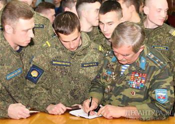 Ансамбль ВДВ «Голубые береты» выступил в филиале ВУНЦ ВВС в Сызрани