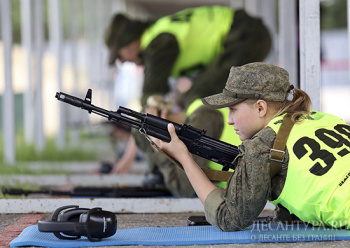 Женская команда по тактической стрельбе ЗВО в ходе соревнований бросила вызов мастерам меткого огня из спецназа