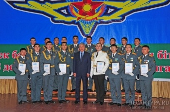 Министр обороны РК наградил лучших офицеров-выпускников Военного института Сухопутных войск