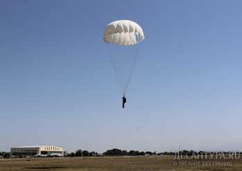 Военнослужащие 201-й российской военной базы выполнили прыжки с парашютом