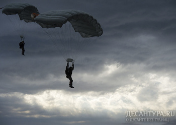 Разведчики ЦВО совершили ночные прыжки с парашютом