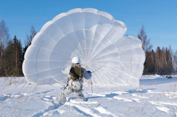 Свыше 120 тысяч прыжков с парашютом совершили российские десантники в 2012 учебном году