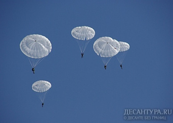 Более 1500 парашютных прыжков совершили «черные береты» на Камчатке