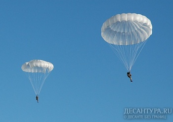 Парашютная акробатика в исполнении военнослужащих ВДВ в небе над рок-фестивалем Нашествие-2014