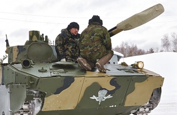 Командующий ВДВ В. Шаманов лично оценил ходовые качества БМД-4М, заняв место механика-водителя